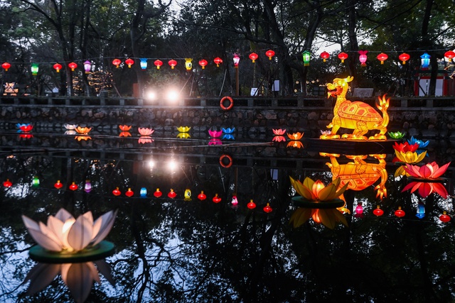 Çin'in Jiaxing Kentindeki Fener Festivalinden Kareler Çin'in Jiaxing Kentindeki Fener Festivalinden Kareler