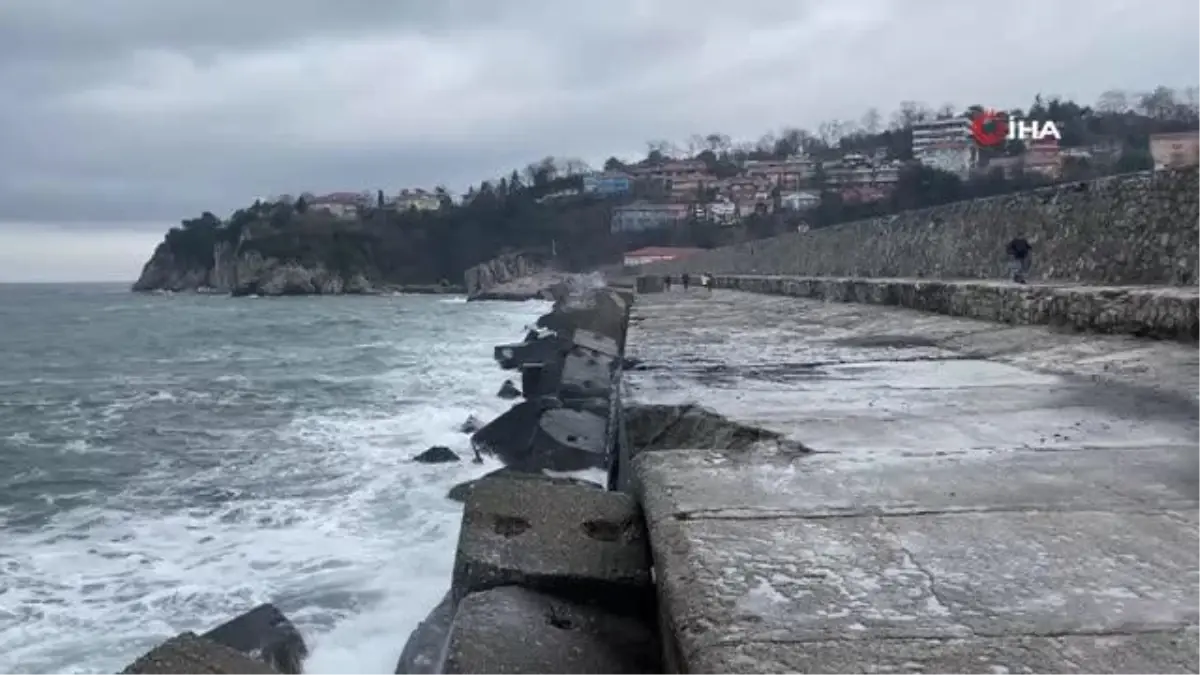 Dalgalar mendireği aştı, vatandaşlar soğuk havaya rağmen yürüyüş yaptı