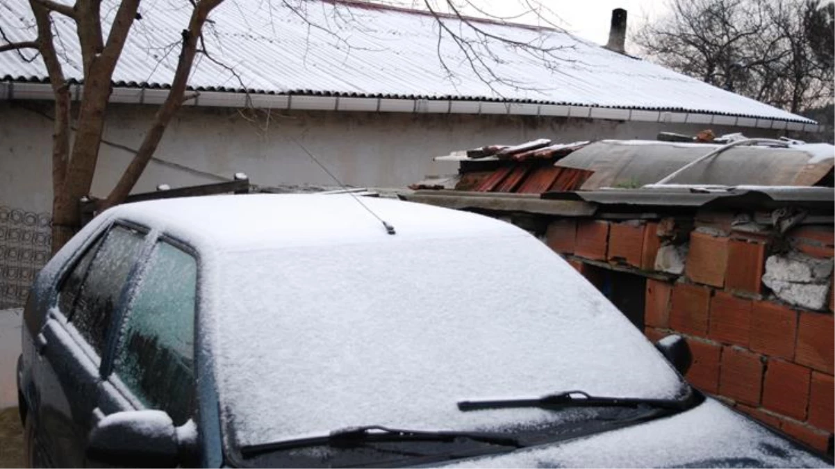 İstanbul\'da özlenen görüntü! Uzun süredir beklenen kar yağışı başladı