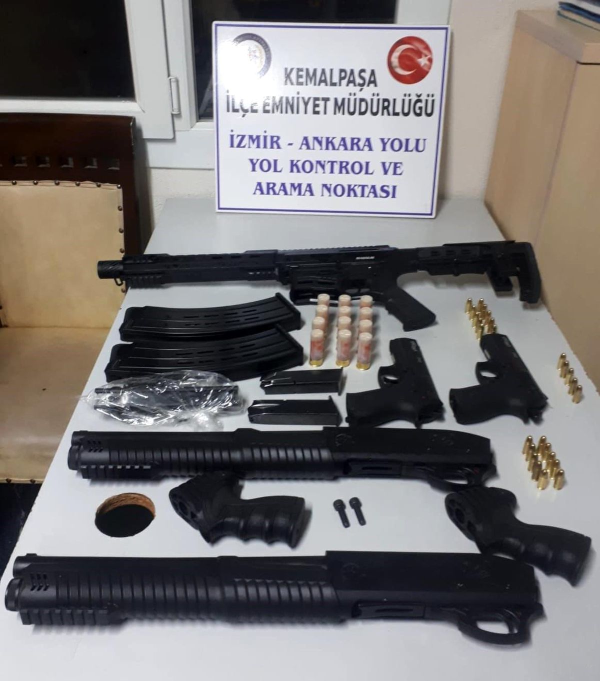 İzmir\'de bir araçtan 5 adet ruhsatsız silah ele geçirildi: 2 gözaltı