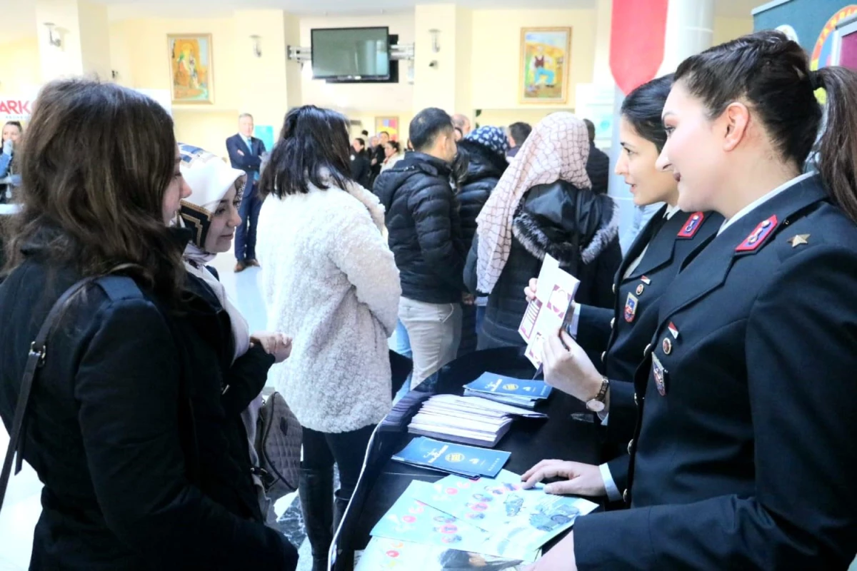 Jandarma, "Kadına El Kalkamaz" standı ile bilgilendirdi