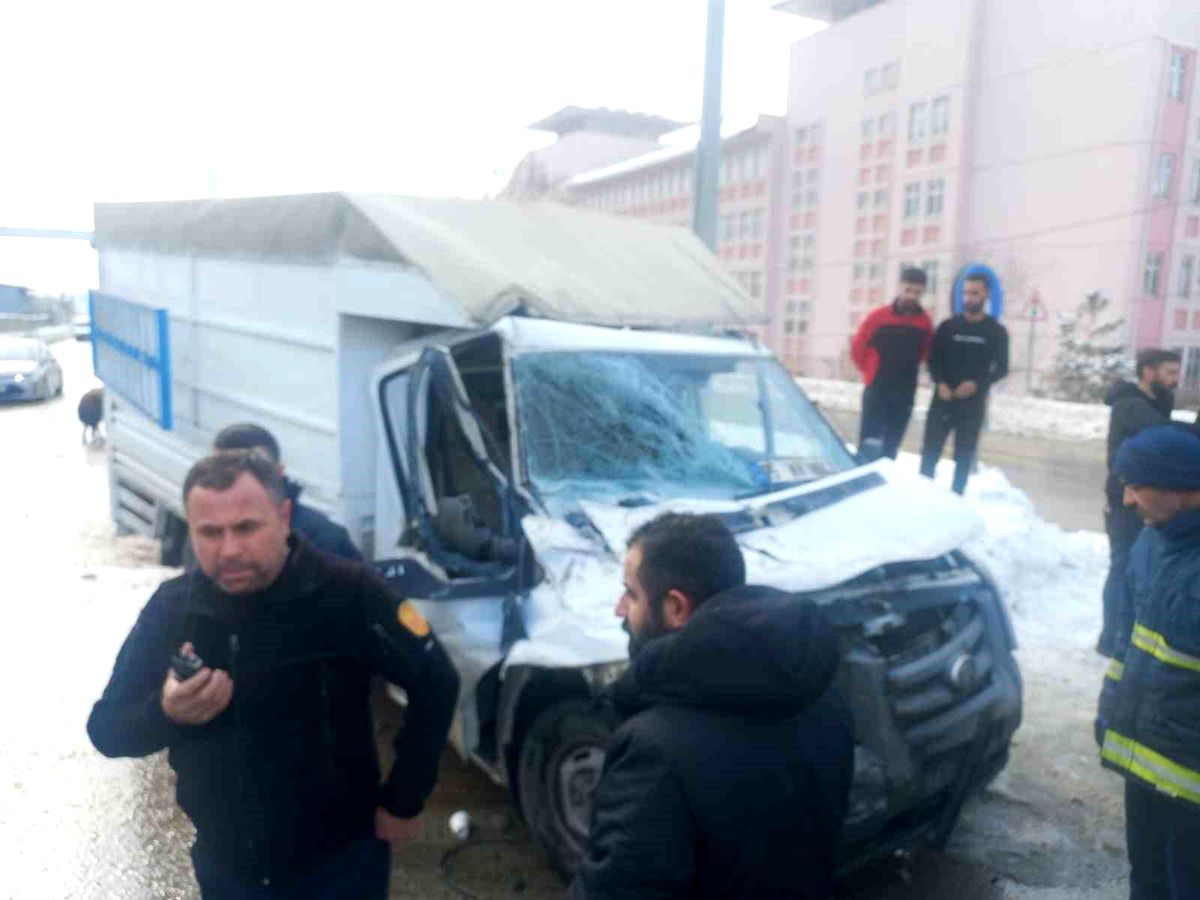 Kamyonet tırla çarpıştı: 1 yaralı
