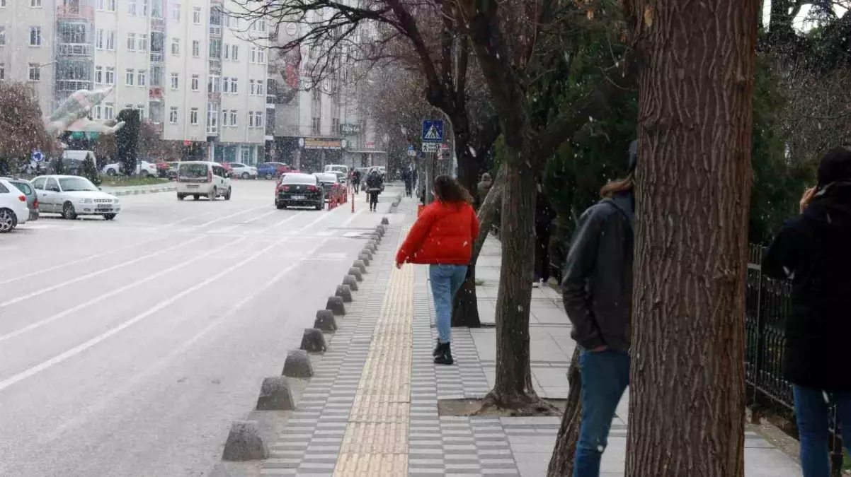 Kırklareli\'de kısa süreli kar yağışı sevindirdi: Görenler telefona sarıldı
