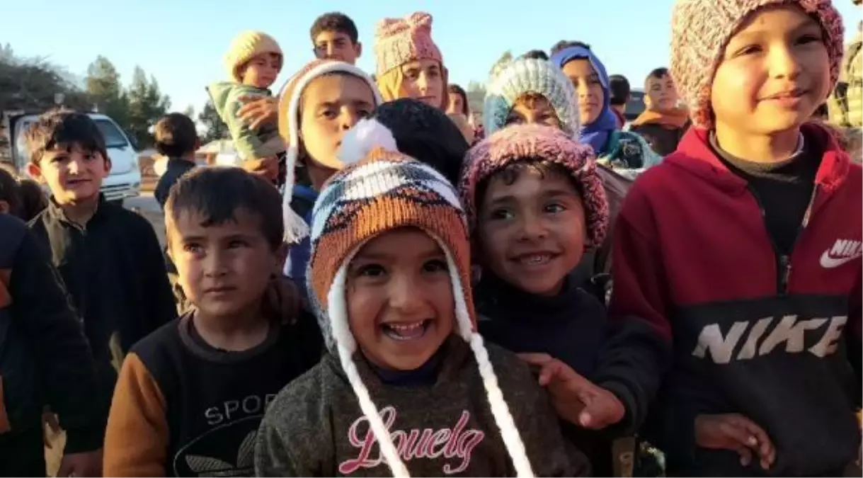 MSB paylaştı; hayırseverlerin ördüğü atkı ve bereler Suriye\'de çocuklara dağıtıldı