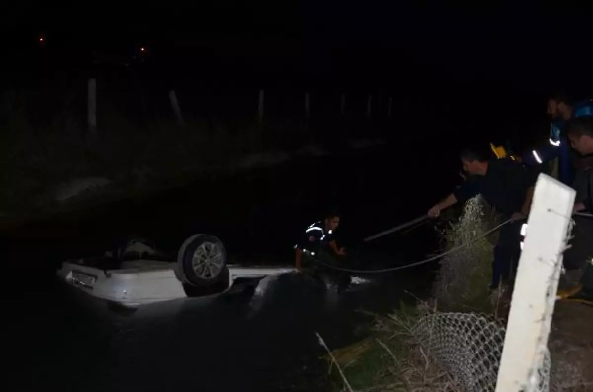 OTOMOBİLİN KANALA DÜŞTÜĞÜNÜ GÖRÜNCE SUYA GİREREK YARALI SÜRÜCÜYÜ ÇIKARDI