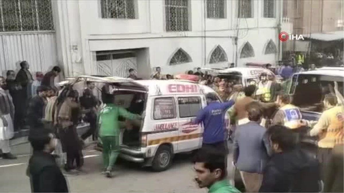 Pakistan\'da camide intihar saldırısı: En az 50 yaralı