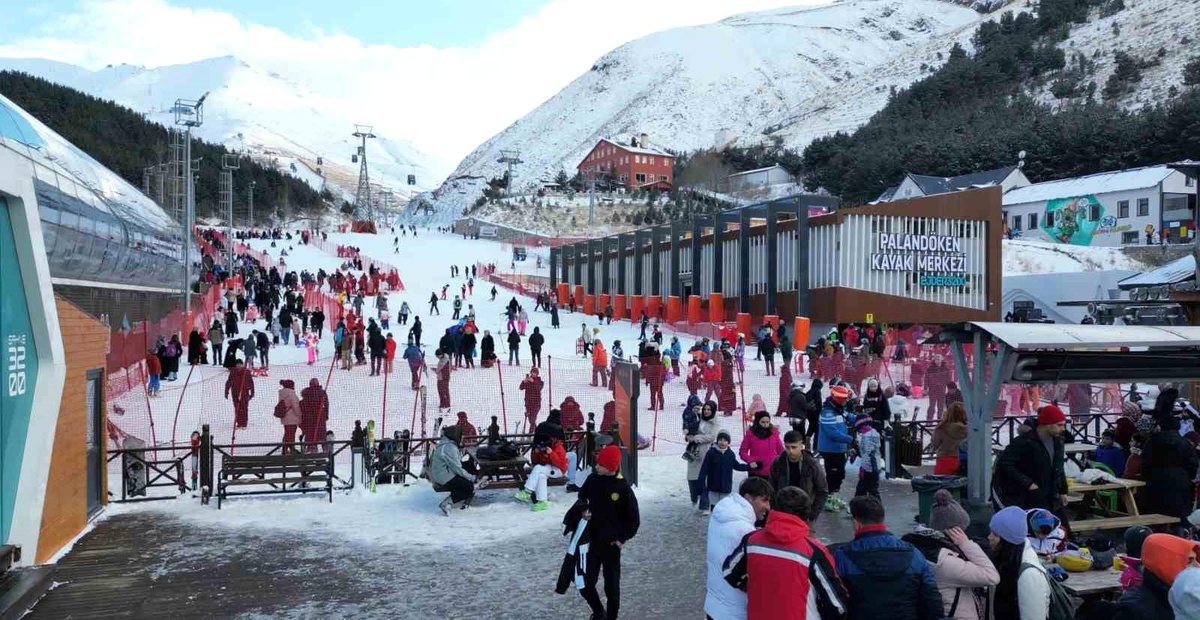 Palandöken Kayak Merkezi tatilcilerin akınına uğruyor