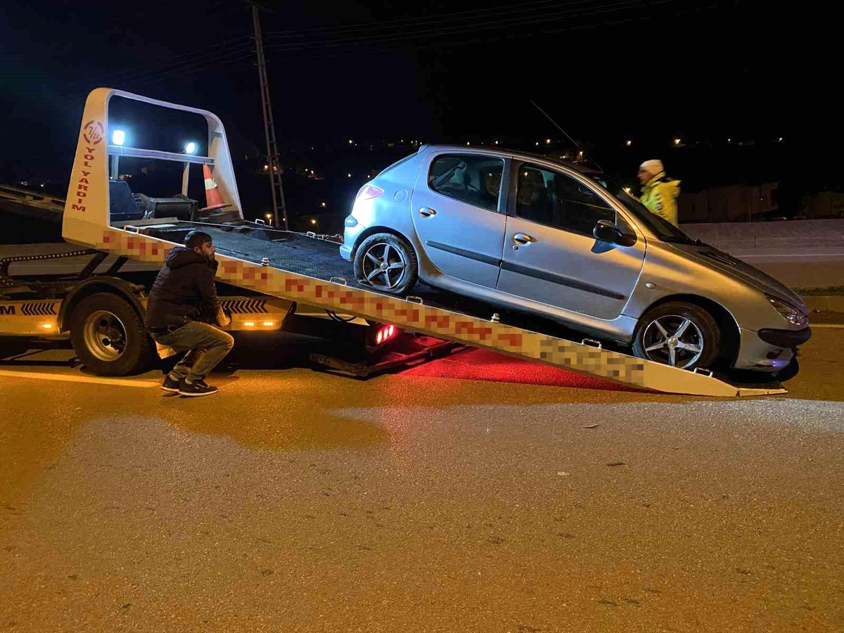 Savrulan otomobil refüjden karşı şeride geçti: 1 yaralı