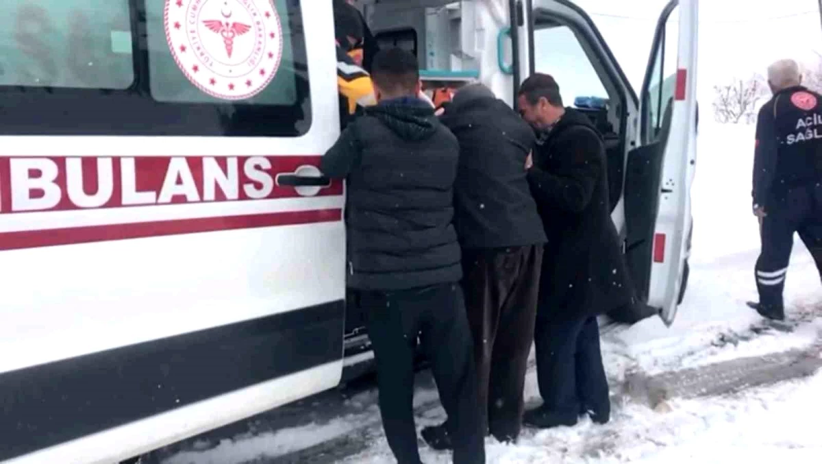 Siirt\'te kar yolları kapattı, 70 yaşındaki hasta için ekipler seferber oldu