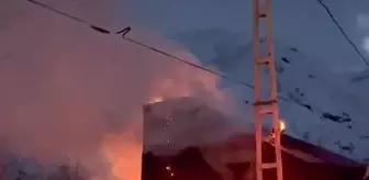 Soba bacasından çıkan yangın, evi kül etti