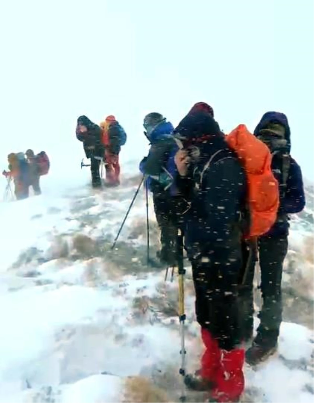 Süphan Dağı\'na tırmanan dağcılar tipiye yakalandı