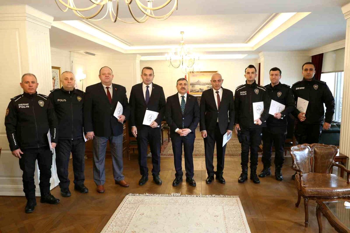 Validen polislere başarı belgesi