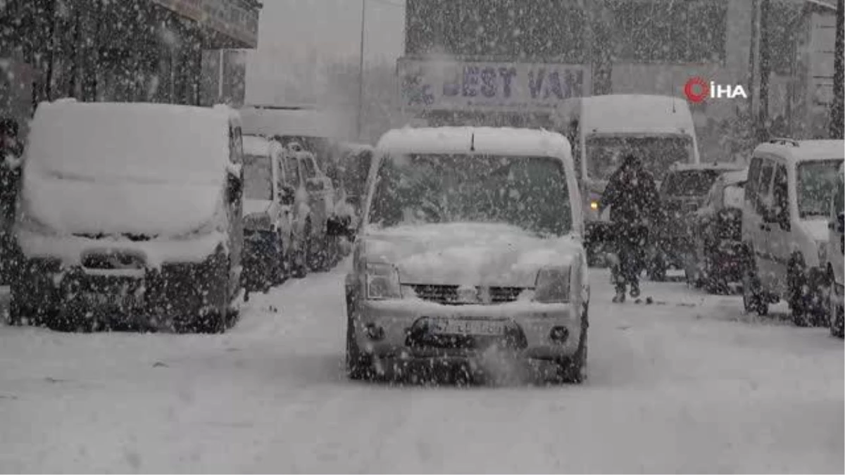 Yüksekova\'da yoğun kar yağışı