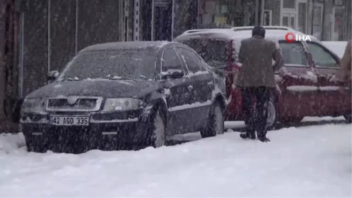 Ahlat\'ta yoğun kar yağışı... Tüm köy yolları ulaşıma kapandı