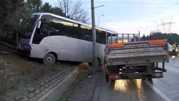 Kaza yapanların yardımına koşan sürücü, minibüsün altında kalarak hayatını kaybetti