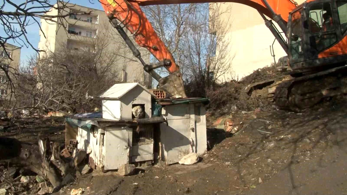 Başakşehir\'de tespiti yapılan son metruk binanın yıkımı yapıldı