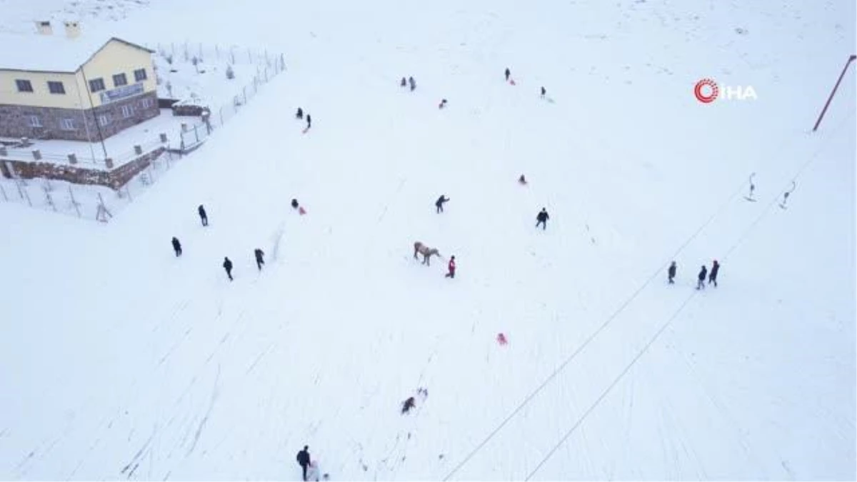 Başkentte beklenen kar yağışının ardından kayak sezonu açıldı