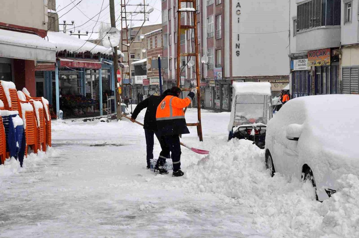 Bulanık'ta kar yağışı: 89 yerleşim yerinin yolu kapandı