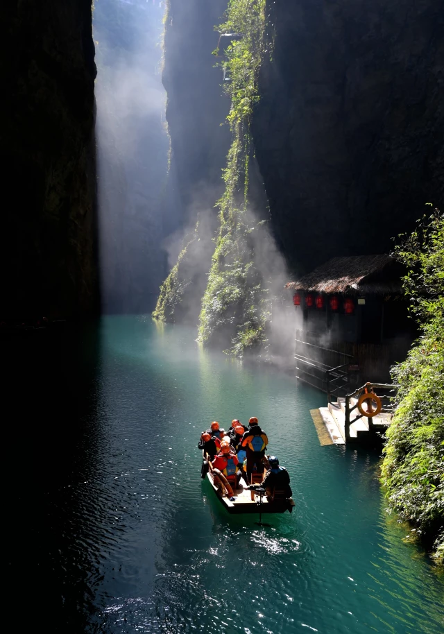 Çin'in Pingshan Kanyonu Turistlerin İlgi Odağı Haline Geldi