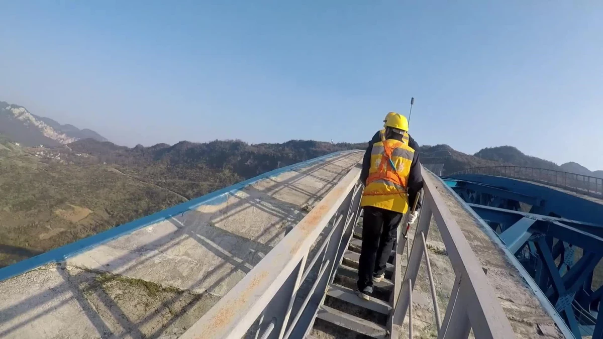 Demiryolu Teknisyenleri, Çin\'in Güneybatısındaki 277 Metre Yüksekliğindeki Köprünün Güvenliğini Sağlıyor
