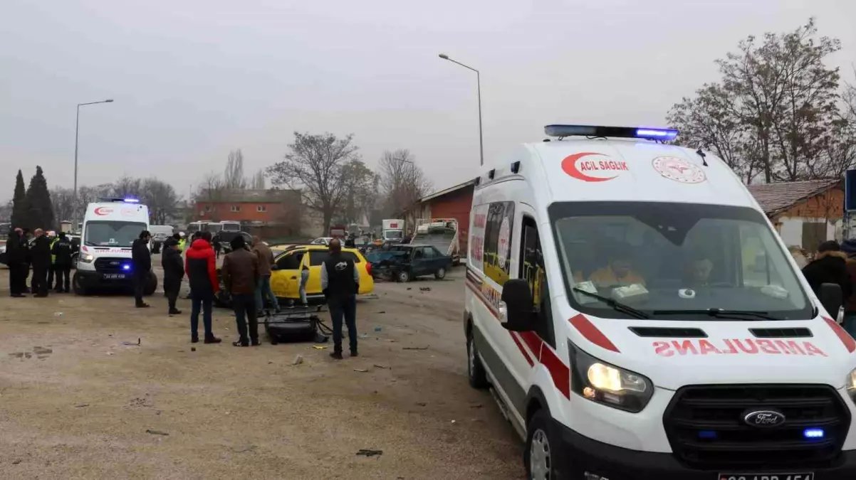 Edirne\'de ticari taksi ile otomobilin çarpışma anı kamerada: 2 yaralı