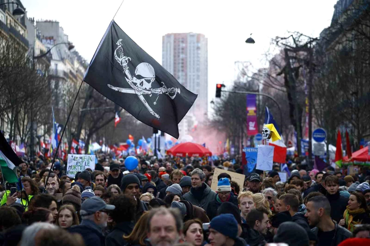 Fransa\'da tartışmalı emeklilik reformu protestosu: Binlerce işçi greve gittiÜlke genelinde yaklaşık 200 şehir ve kasabada halk sokağa indi