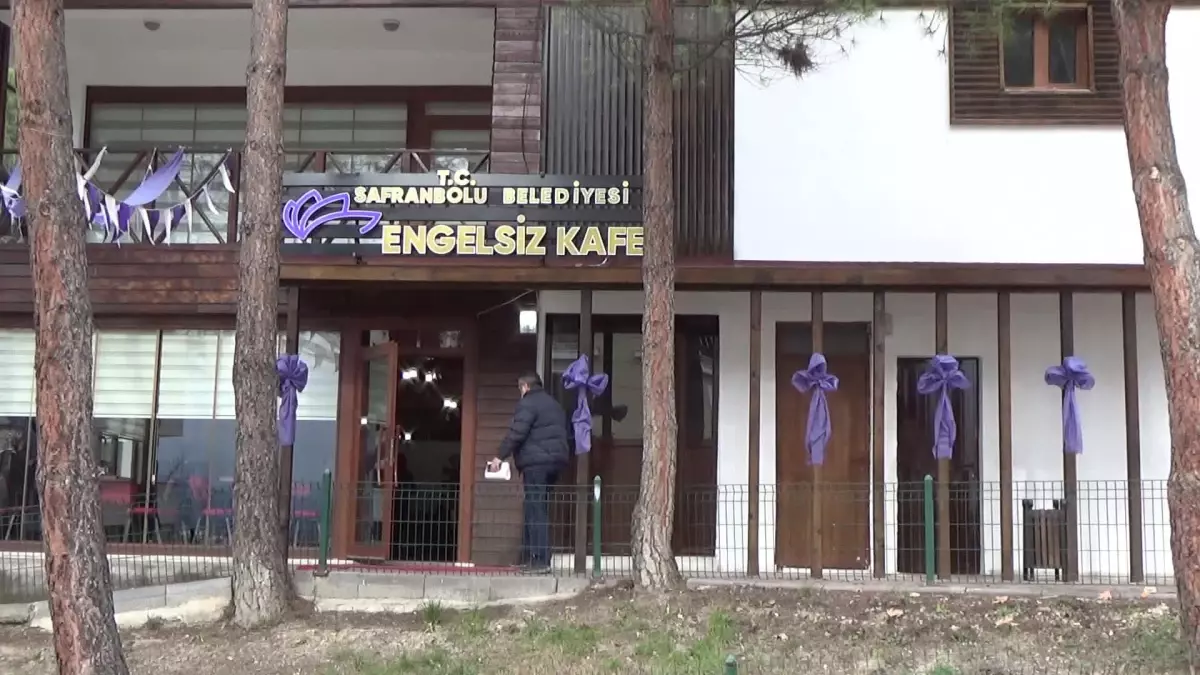 Görme Engelli Rümeysa Karpuz, Azmi ile Çevresindekileri Kendisine Hayran Bırakıyor