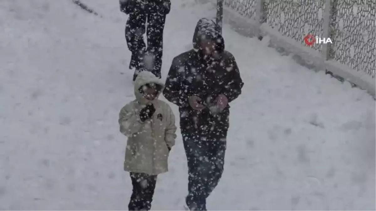 Hakkari\'de lapa lapa kar yağışı: 92 yerleşim yolu kapandı