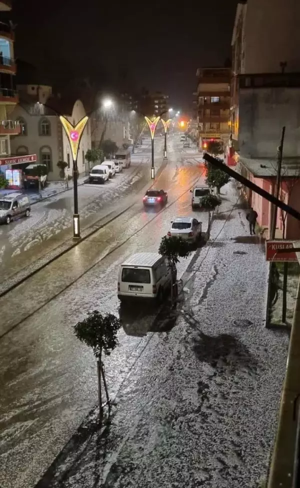 Halı saha maçında doluya yakalandılar; o anlar kamerada