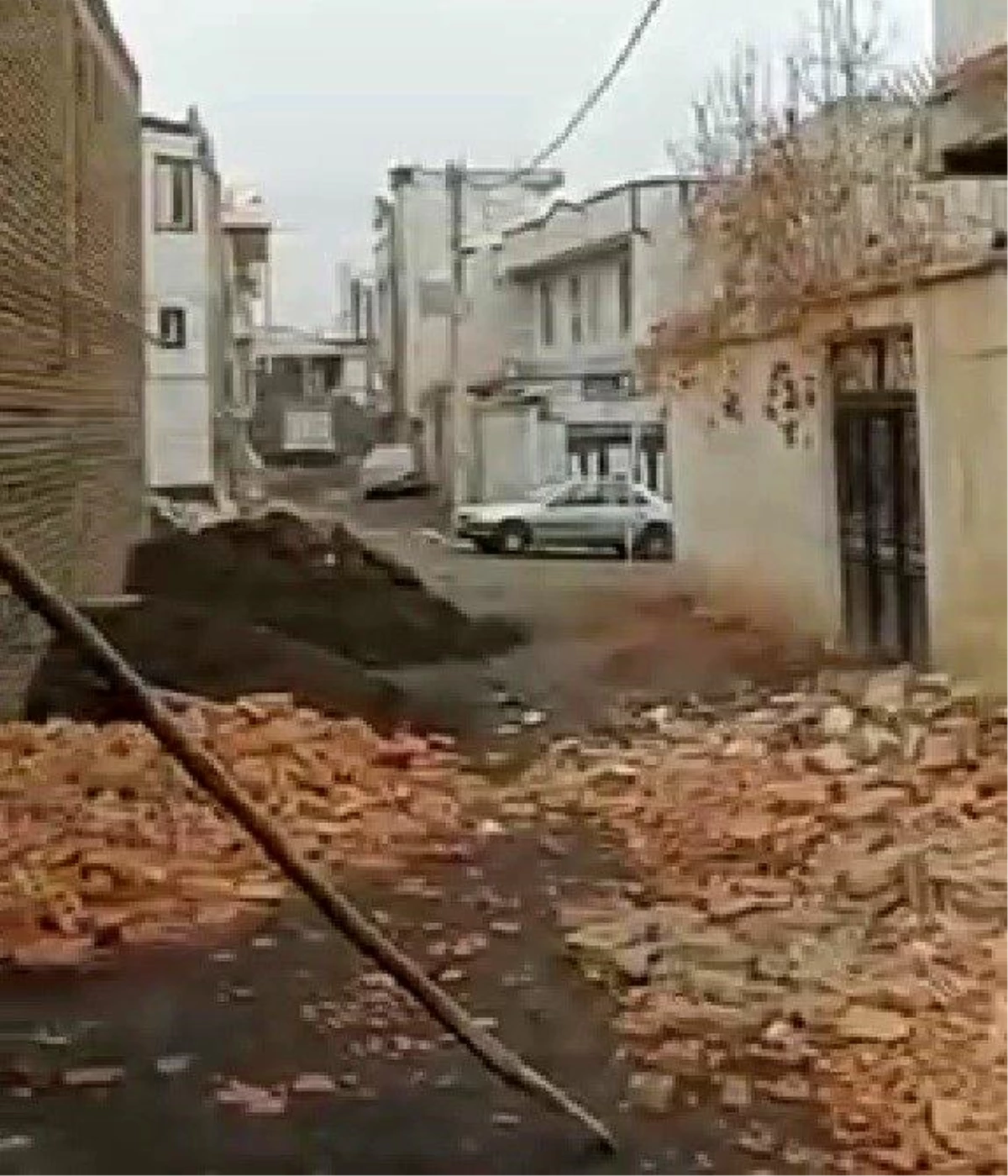 İran\'daki depremden etkilenen Azerbaycan Türkleri yardım bekliyor