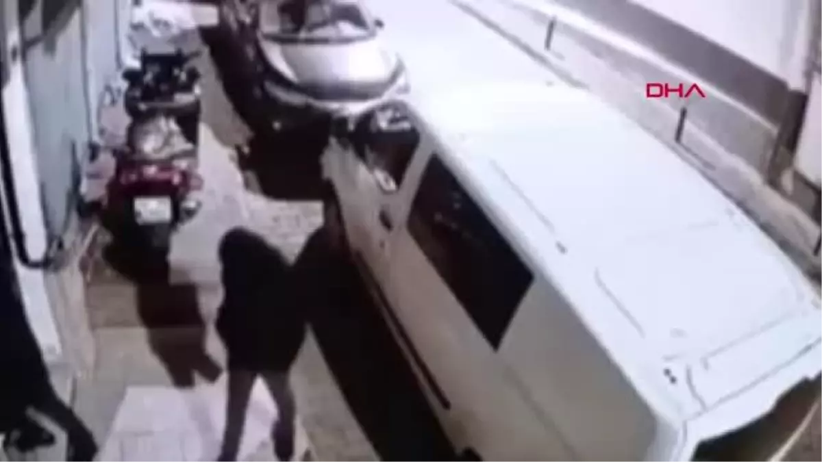 İSTANBUL-ŞİŞLİ\'DE BANKA KARTIYLA KAPILARI AÇMAYA ÇALIŞAN HIRSIZLAR BU KEZ BAŞARILI OLAMADI