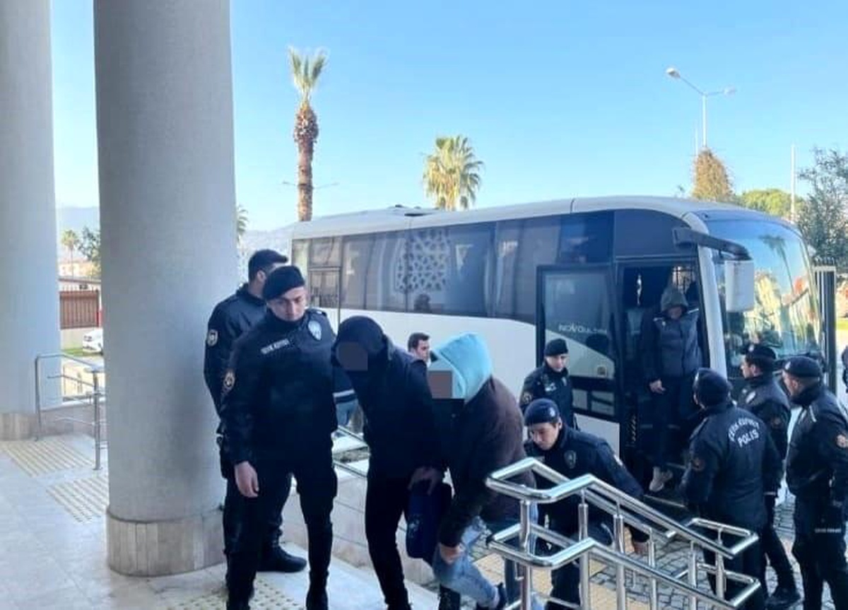 İzmir Selçuk\'ta "Kökünü Kurutma Operasyonu"