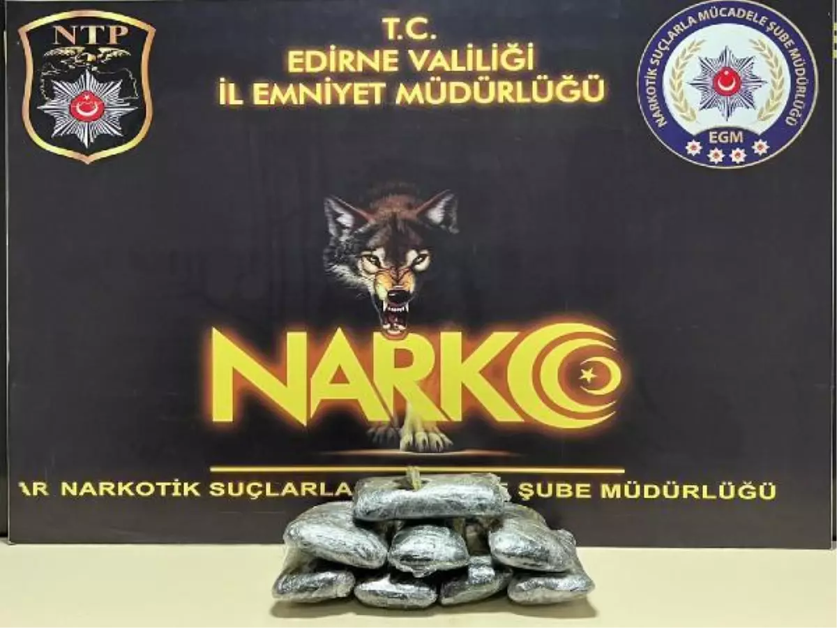 Kapıkule\'de, otomobil koltuklarının altından 2,8 kilo skunk çıktı