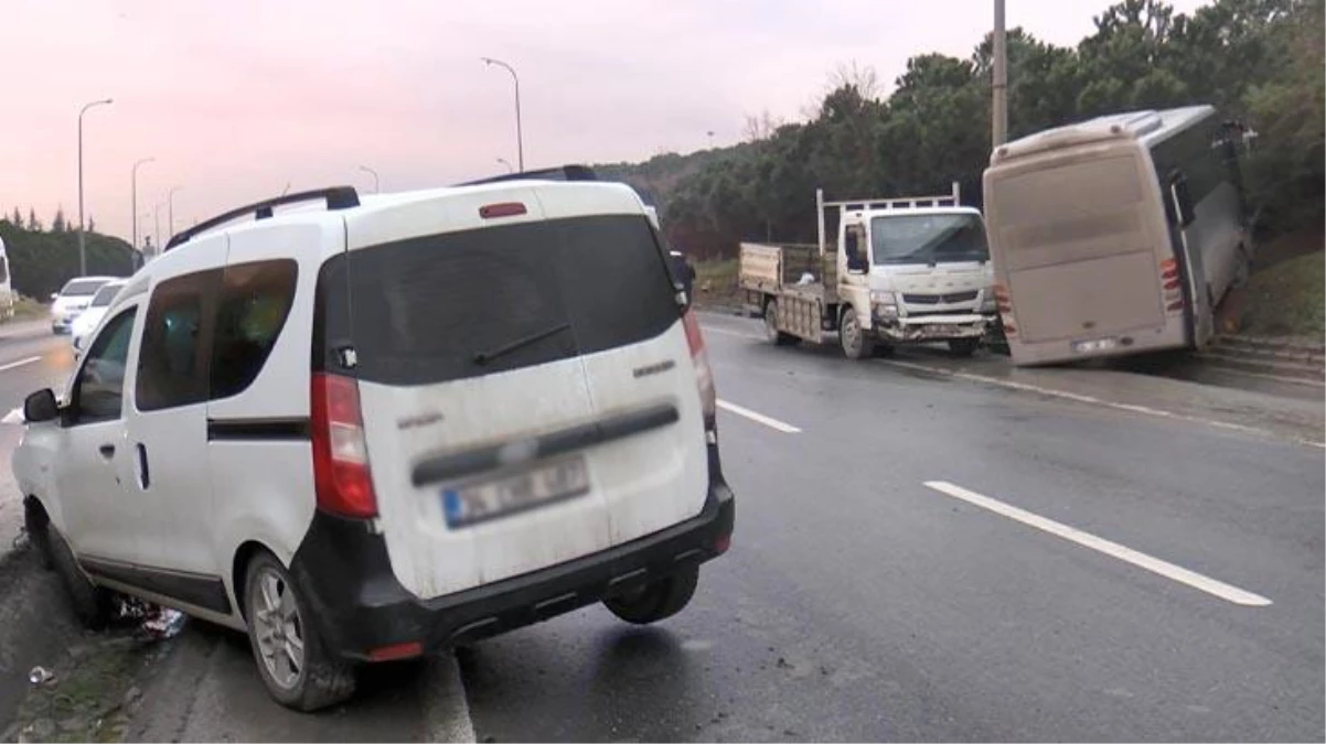 Kaza yapanların yardımına koşan sürücü, minibüsün altında kalarak hayatını kaybetti