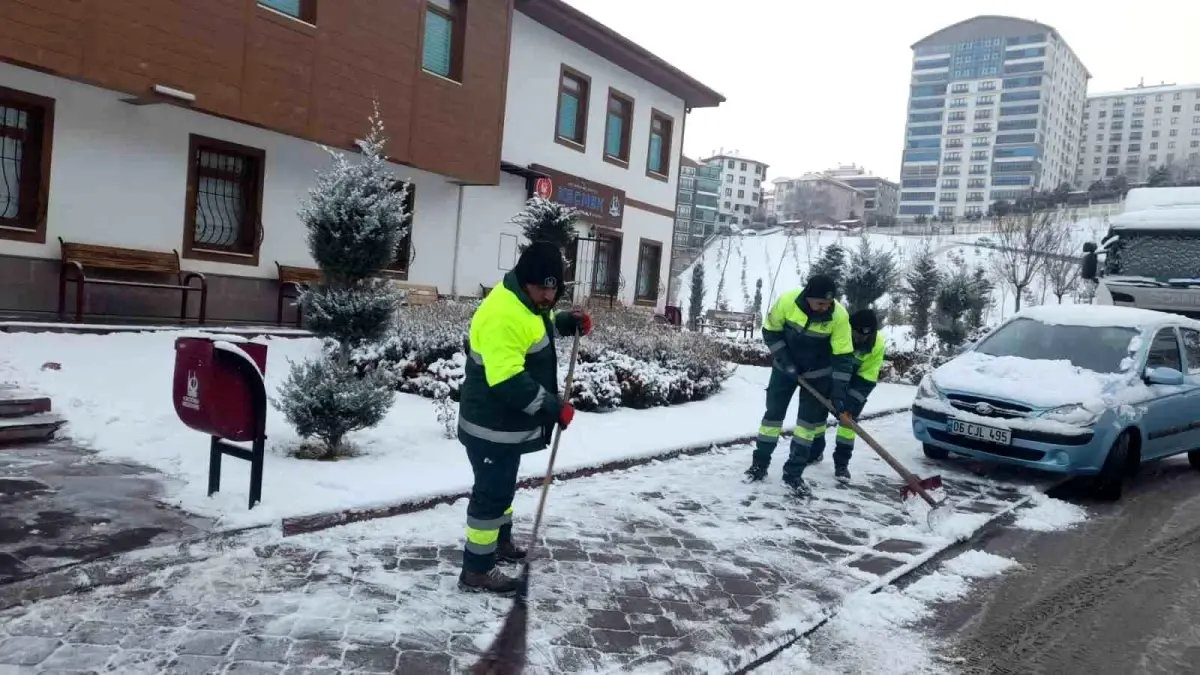 Keçiören\'de karla mücadele aralıksız devam ediyor