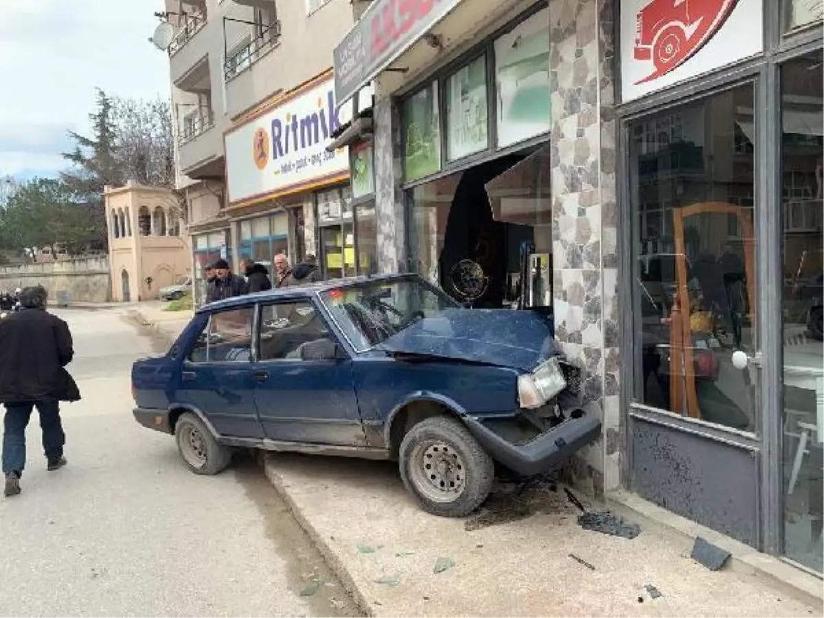 KONTROLDEN ÇIKAN OTOMOBİL, İŞ YERİNİN CAMEKANINA ÇARPTI 2 YARALI