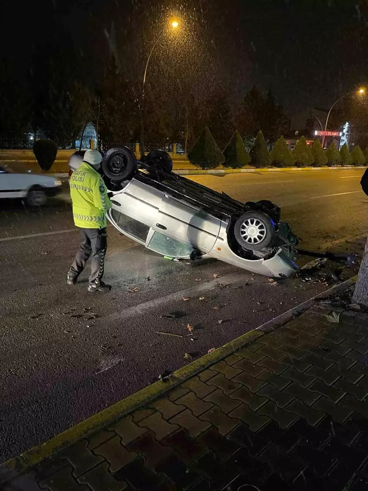 Kontrolden çıkan otomobil takla attı