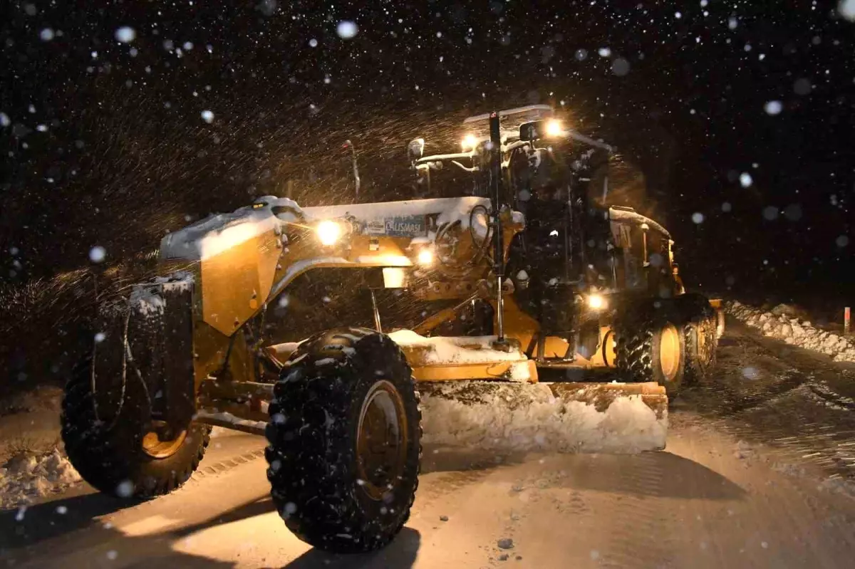 Konya Büyükşehir Belediyesi, karla mücadele çalışmalarını sürdürüyor