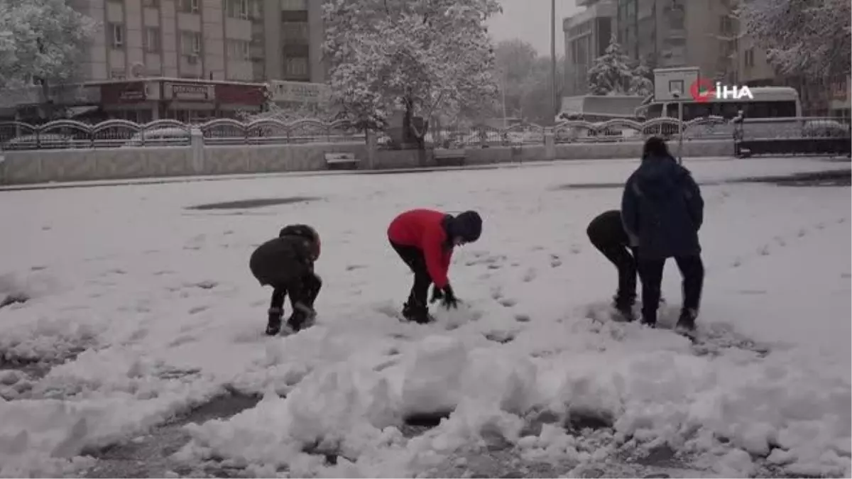 Konya\'da çocukların kar sevinci