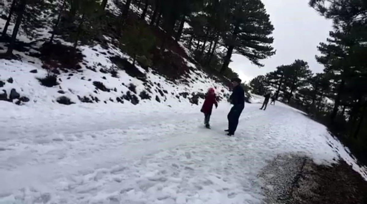 Köyceğiz\'de Yayla Mahallesi Beyağaç yolu buzlanma nedeniyle ulaşıma kapatıldı