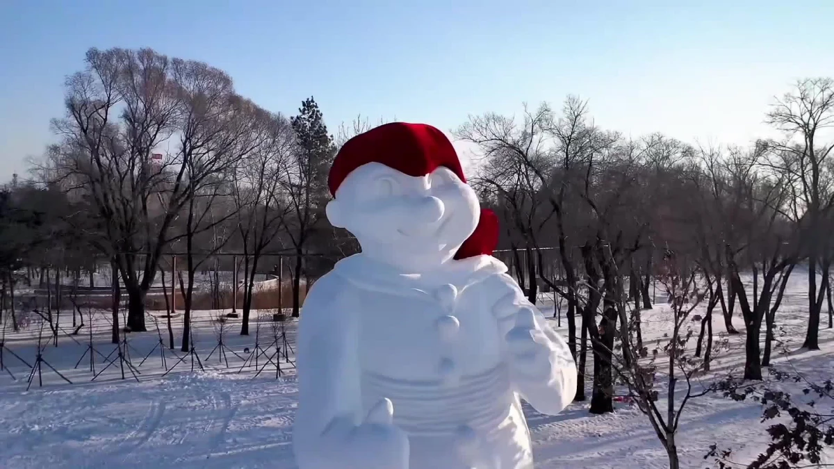 Quebec Kış Karnavalı Maskotunun Kardan Heykeli Çin\'in Kuzeydoğusunda Sergilendi