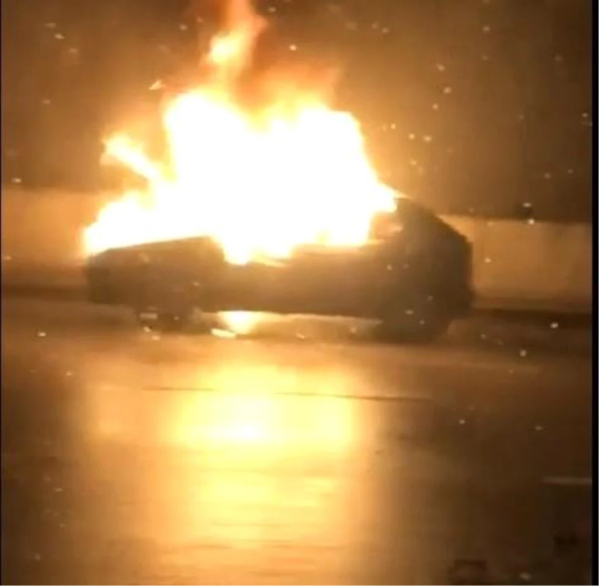 Sancaktepe\'de otomobil alev alev yandı