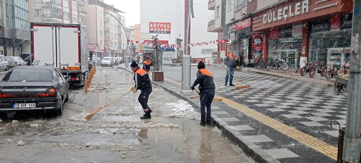 Sungurlu Belediyesi\'nden kar mesaisi