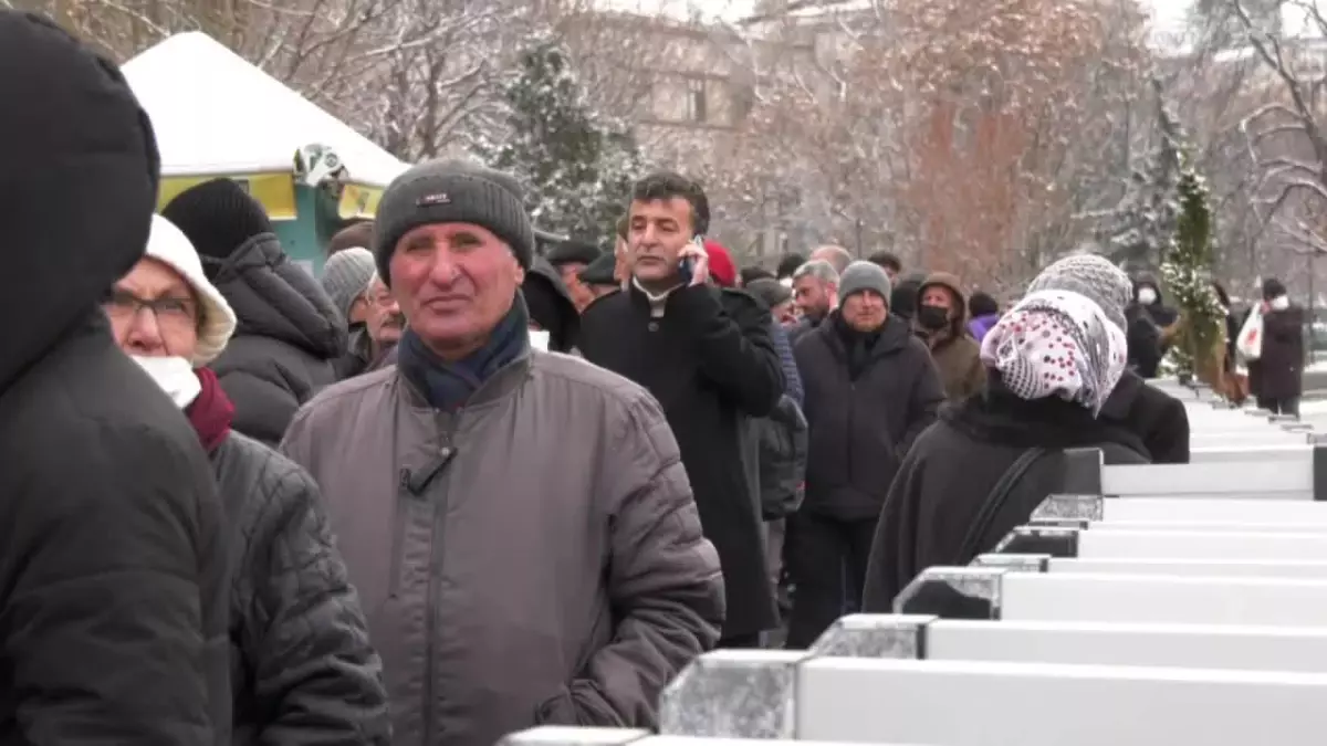 Ankara Büyükşehir Belediyesi\'nin Ucuz Et Satışı Başladı, Uzun Kuyruklar Oluştu: "Akşam Çocuğumu Eve Yemeğe Davet Edeceğim, Hiç Değilse Sofrasına Bir...