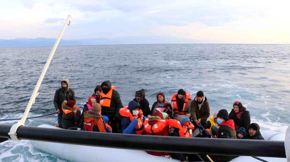 Ayvalık açıklarında 28 düzensiz göçmen kurtarıldı