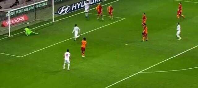 Bu kadarı fazla! Muslera, Ümraniyespor maçında yaptığıyla ağızları açık bıraktı