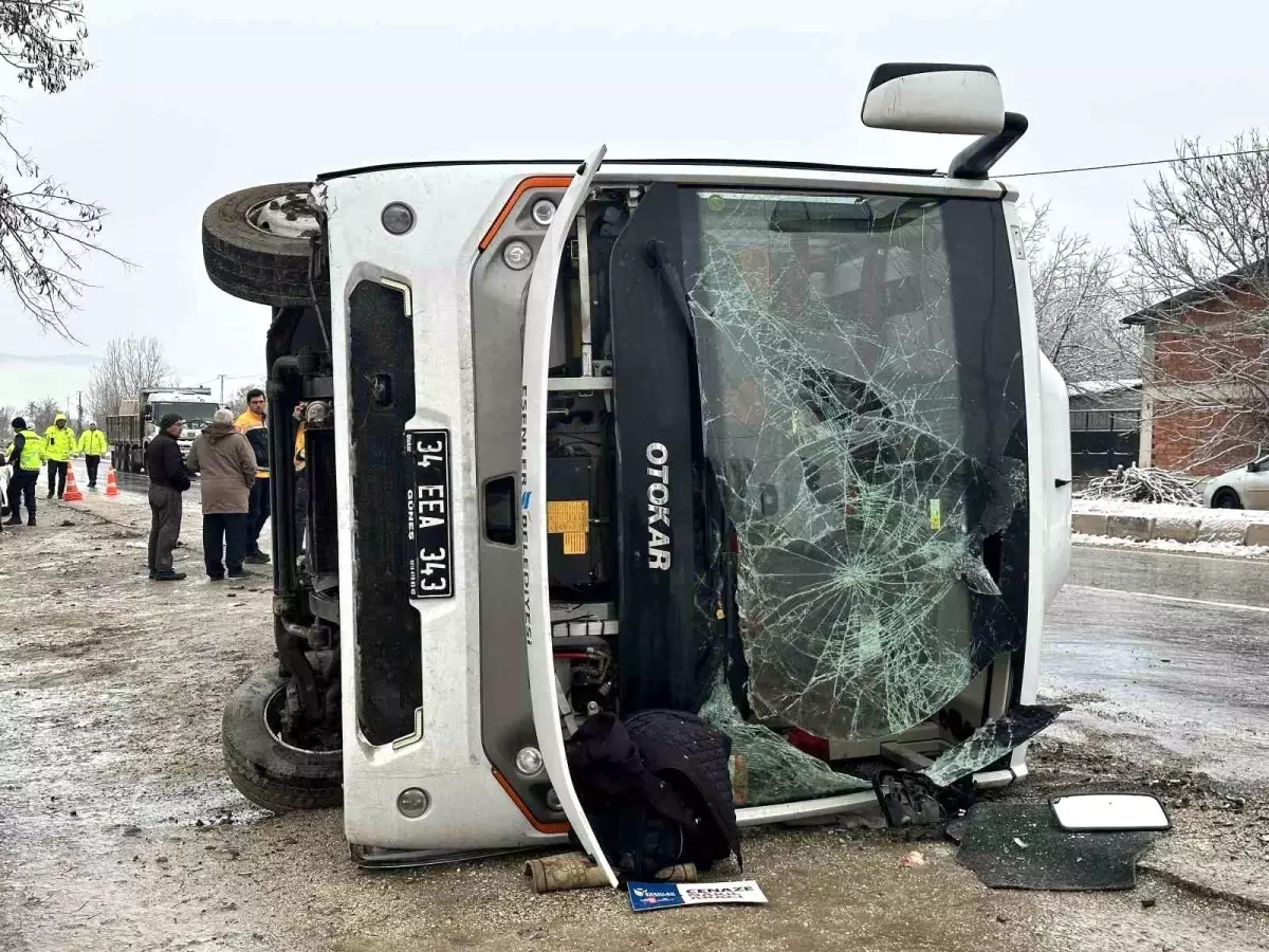 Cenaze taşıyan midibüs devrildi: 13 yaralı