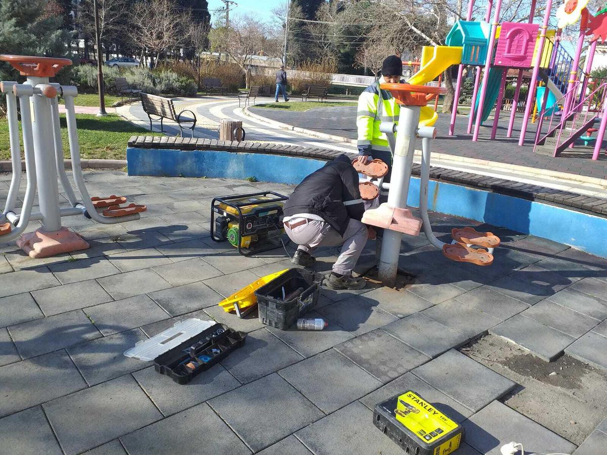 Edremit Belediyesi\'nden Parklarda Bakım Çalışması