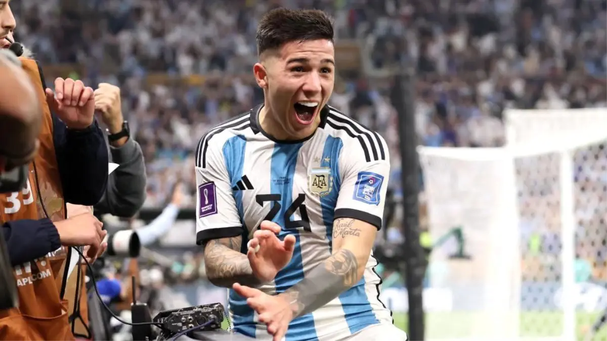 İngiltere\'de rekor transfer: Chelsea Enzo Fernandez için Benfica\'ya 121 milyon euro ödeyecek