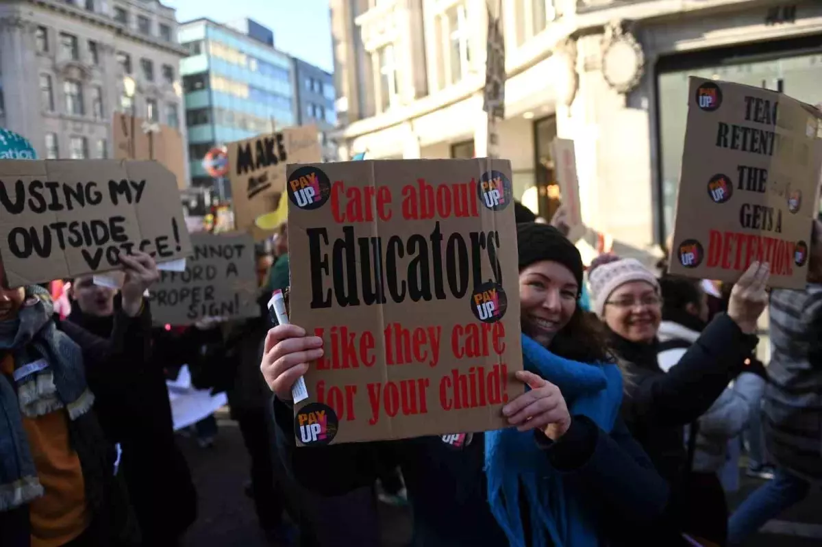 İngiltere\'de son 10 yılın en büyük grevi: Yarım milyon kişi sokağa indi